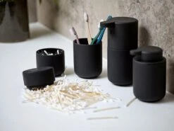 Zone Denmark Zone Ume Krukke M. Låg 10,3 Cm, Sort 9 Zone Denmark Zone Ume Krukke M. Låg 10,3 Cm, Sort -GEJST Butik 5722000157533 4