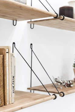We Do Wood Loop Hylde 72 Cm, Bambus/Sort Stål 7 We Do Wood Loop Hylde 72 Cm, Bambus/Sort Stål -GEJST Butik WeDoWood Lifestyle Loop shelf bamboo detail