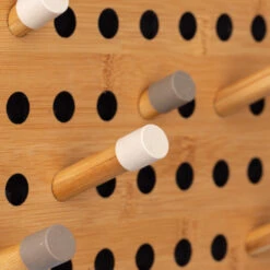 We Do Wood Scoreboard Knagerække 100 Cm, Bambus 5 We Do Wood Scoreboard Knagerække 100 Cm, Bambus -GEJST Butik WeDoWood Packshot Scoreboard horizontal Bamboo EcoDots closeup